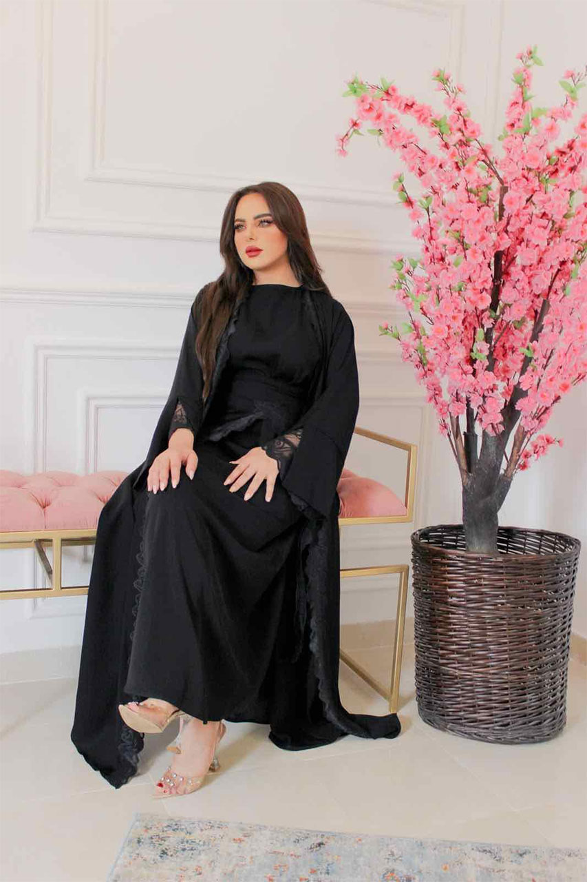 عباية حرير اسود بتفاصيل الدانتيل