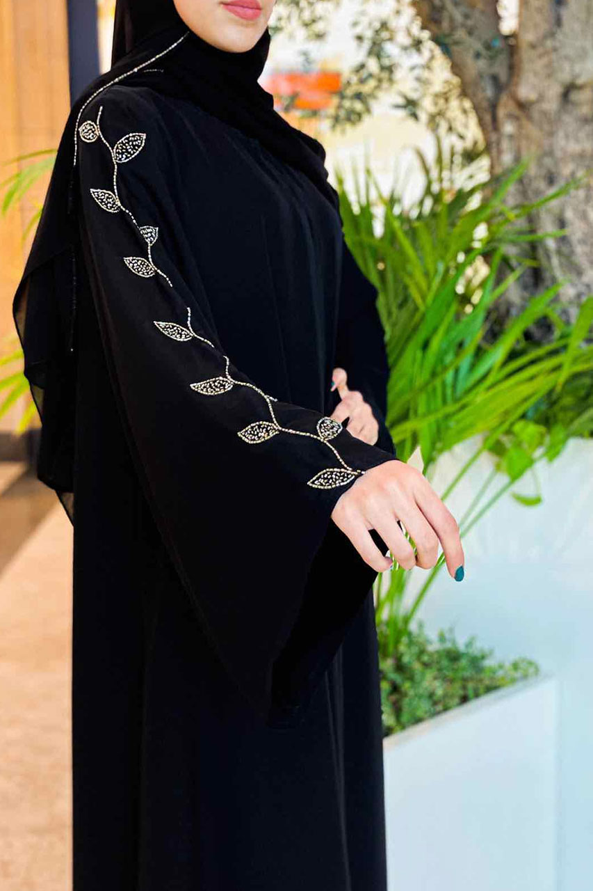 عباية مطرزة بنقشة الورق