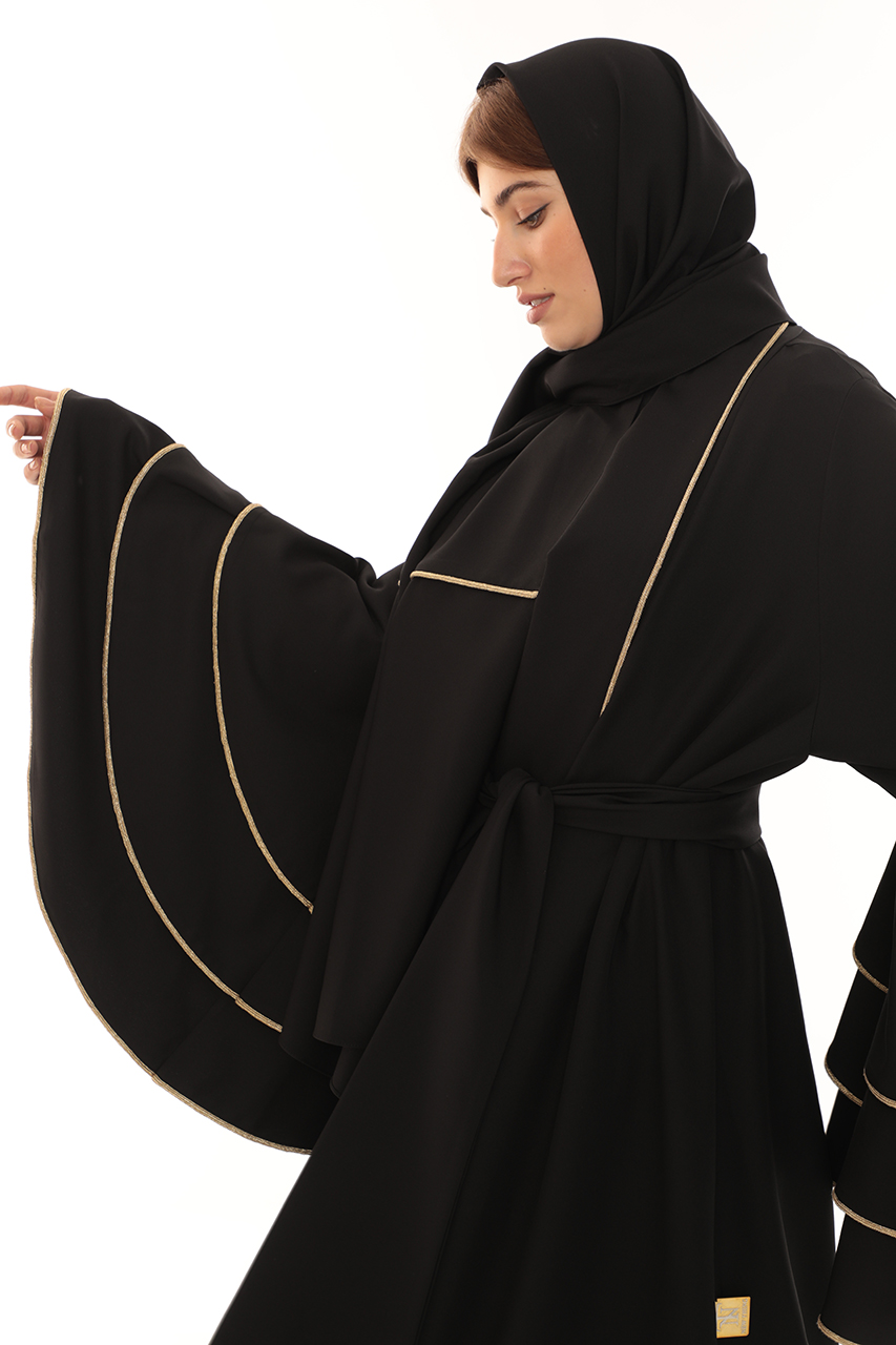 عبايه فخمه ذات آكمام ملكيه من ٣  طبقات  تحوي حاشيه من الخيوط الذهبيه